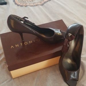 Gorgeous chocolate peep to pumps with bow detail